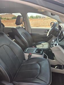 2018 Chrysler Pacifica Hybrid Limited   - Photo 17 - Page, AZ 86040