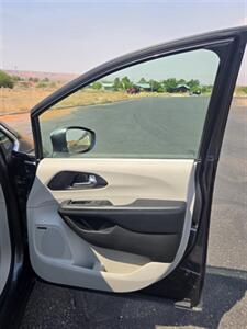 2018 Chrysler Pacifica Hybrid Limited   - Photo 18 - Page, AZ 86040