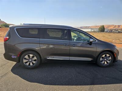 2018 Chrysler Pacifica Hybrid Limited   - Photo 6 - Page, AZ 86040