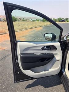 2018 Chrysler Pacifica Hybrid Limited   - Photo 9 - Page, AZ 86040