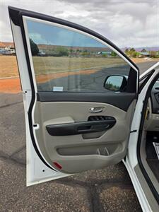2018 Kia Sedona L   - Photo 9 - Page, AZ 86040