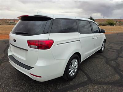 2018 Kia Sedona L   - Photo 5 - Page, AZ 86040