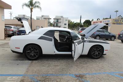 2017 Dodge Challenger R/T   - Photo 25 - Van Nuys, CA 91406