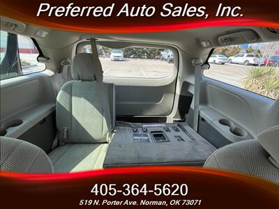 2015 Toyota Sienna L 7-Passenger   - Photo 17 - Norman, OK 73071