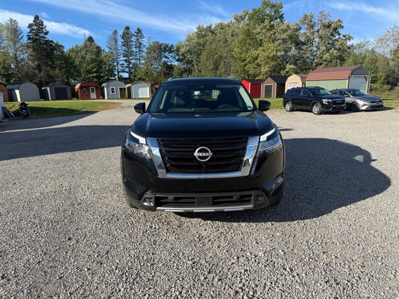 2022 Nissan Pathfinder SL  