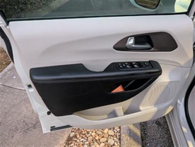 2017 Chrysler Pacifica Touring-L   - Photo 7 - Knoxville, TN 37919