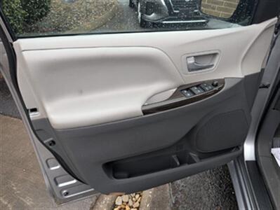 2017 Toyota Sienna XLE 8-Passenger   - Photo 9 - Knoxville, TN 37919