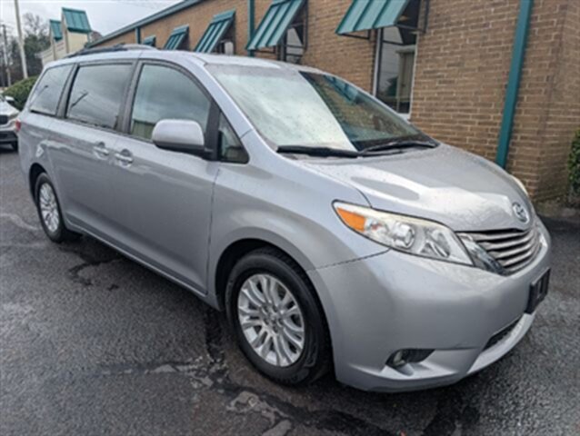2017 Toyota Sienna XLE 8-Passenger   - Photo 1 - Knoxville, TN 37919