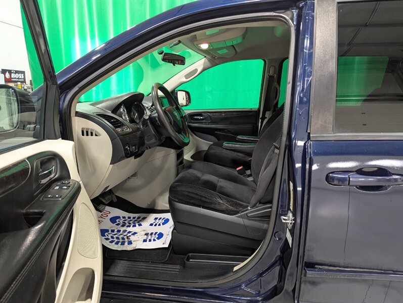 2014 Dodge Grand Caravan SXT   - Photo 8 - Calgary, AB T2B 2Y9