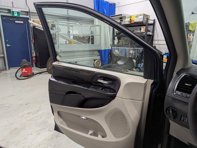 2014 Dodge Grand Caravan SXT   - Photo 13 - Calgary, AB T2B 2Y9