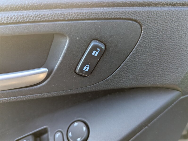 2012 Mazda Mazda3 i Touring - Photo 10 - Calgary, AB T2B 2Y9