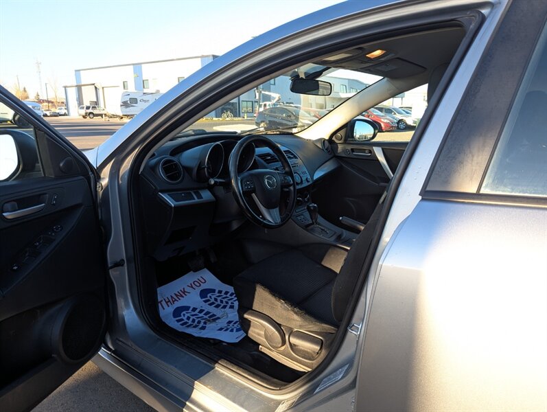 2012 Mazda Mazda3 i Touring - Photo 7 - Calgary, AB T2B 2Y9
