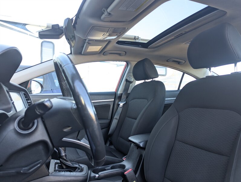 2019 Hyundai ELANTRA SEL   - Photo 12 - Calgary, AB T2B 2Y9