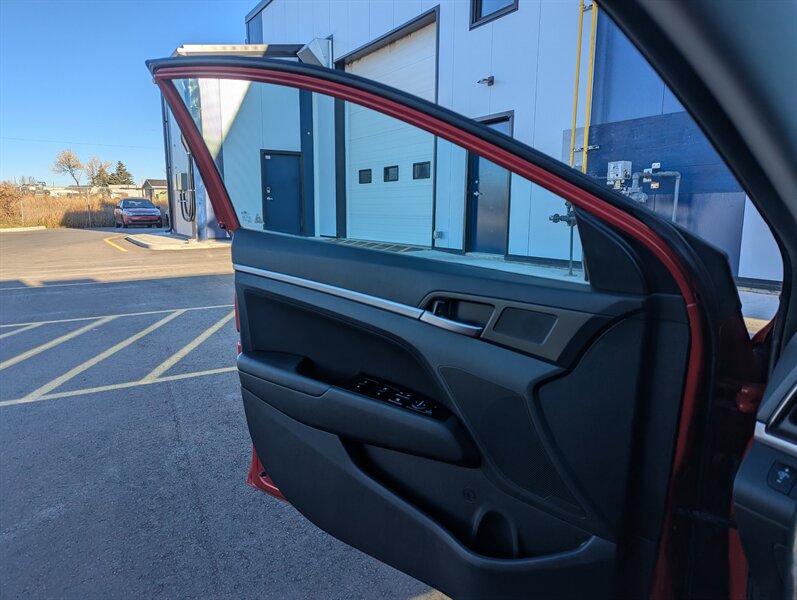 2019 Hyundai ELANTRA SEL   - Photo 8 - Calgary, AB T2B 2Y9