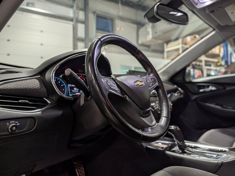 2017 Chevrolet Malibu LT - Photo 8 - Calgary, AB T2B 2Y9