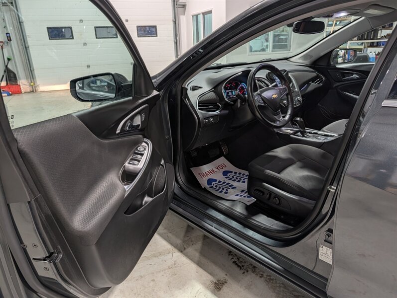 2017 Chevrolet Malibu LT - Photo 7 - Calgary, AB T2B 2Y9