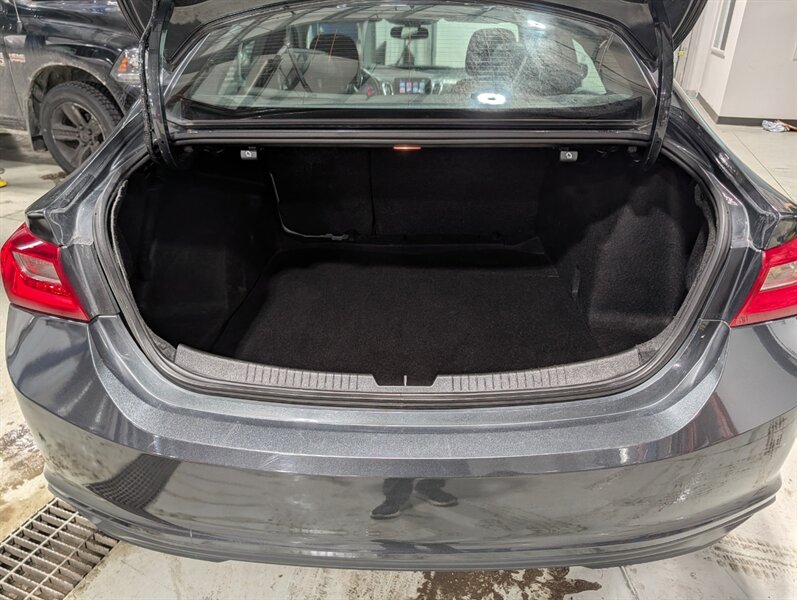 2017 Chevrolet Malibu LT - Photo 36 - Calgary, AB T2B 2Y9