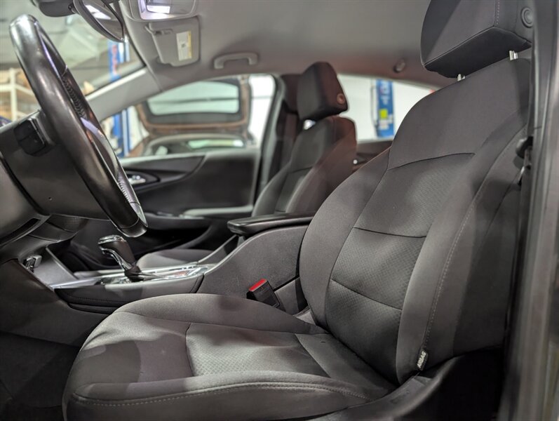 2017 Chevrolet Malibu LT - Photo 9 - Calgary, AB T2B 2Y9