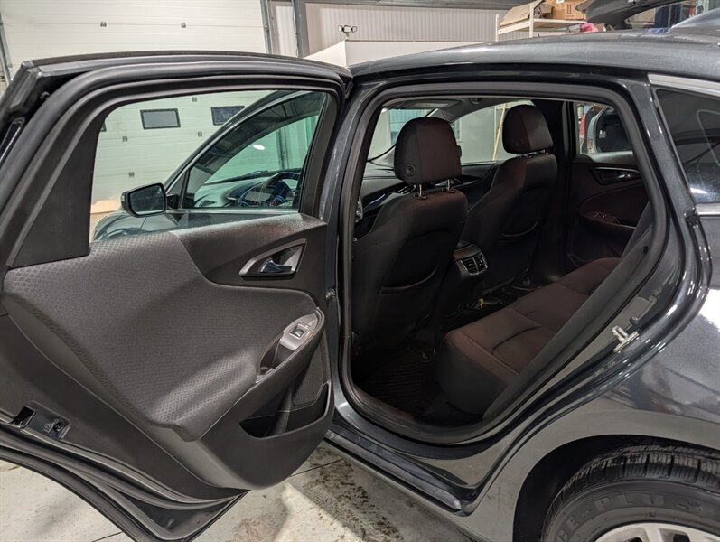 2017 Chevrolet Malibu LT - Photo 11 - Calgary, AB T2B 2Y9