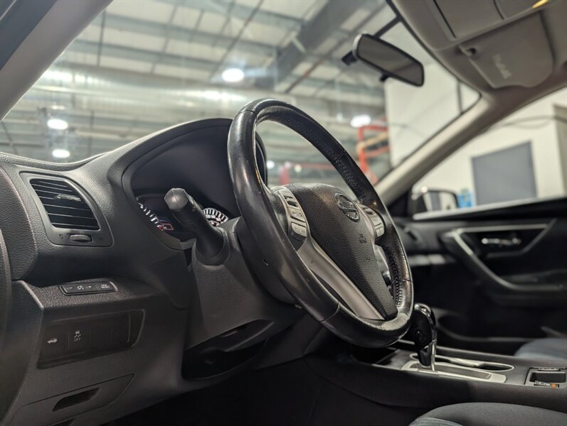 2016 Nissan Altima 2.5 SV - Photo 8 - Calgary, AB T2B 2Y9