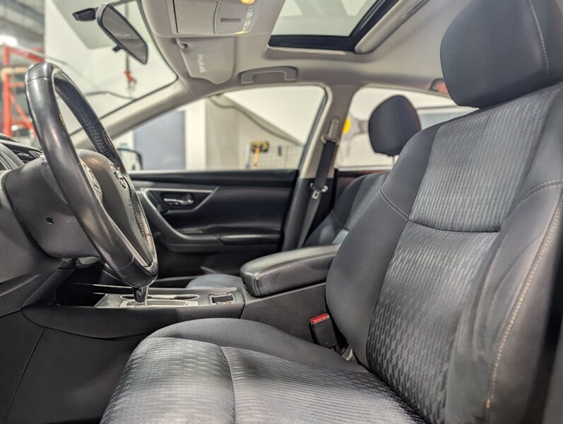2016 Nissan Altima 2.5 SV - Photo 9 - Calgary, AB T2B 2Y9
