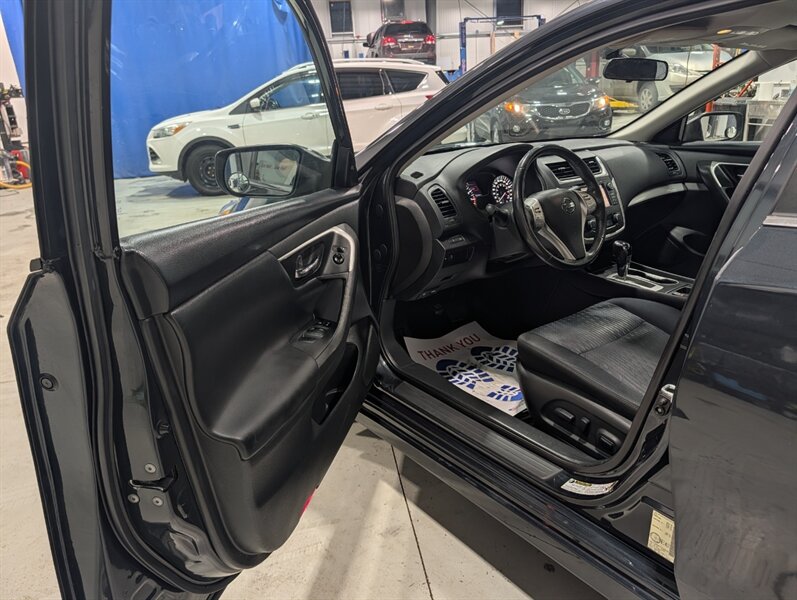 2016 Nissan Altima 2.5 SV - Photo 7 - Calgary, AB T2B 2Y9