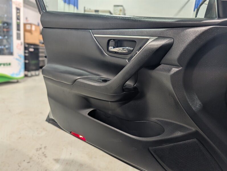 2016 Nissan Altima 2.5 SV - Photo 10 - Calgary, AB T2B 2Y9