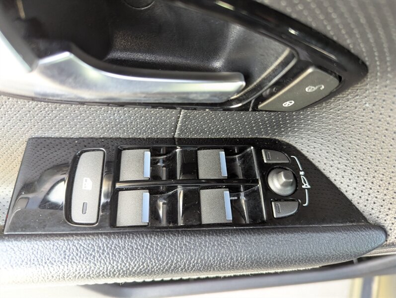 2015 Land Rover Range Rover Evoque Dynamic - Photo 10 - Calgary, AB T2B 2Y9
