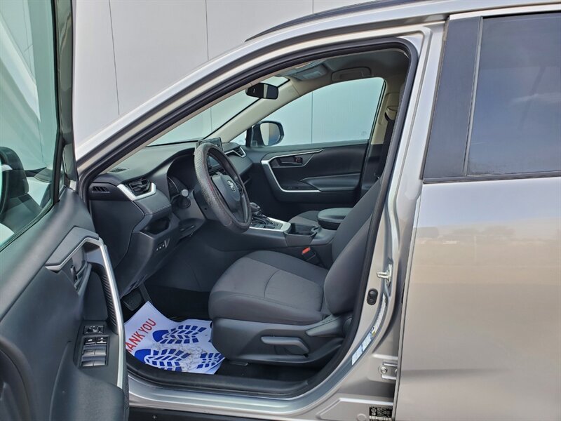 2019 Toyota RAV4 LE - Photo 9 - Calgary, AB T2B 2Y9