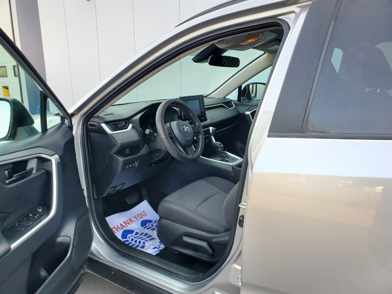 2019 Toyota RAV4 LE - Photo 8 - Calgary, AB T2B 2Y9
