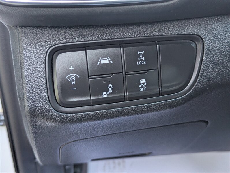 2019 Hyundai SANTA FE Preferred 2.0T - Photo 11 - Calgary, AB T2B 2Y9