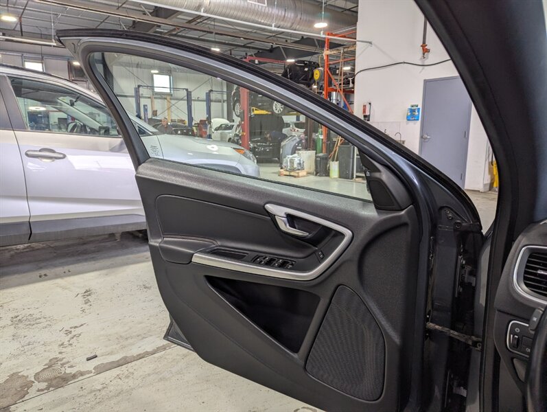 2016 Volvo S60 Cross Country T5 Platinum - Photo 16 - Calgary, AB T2B 2Y9