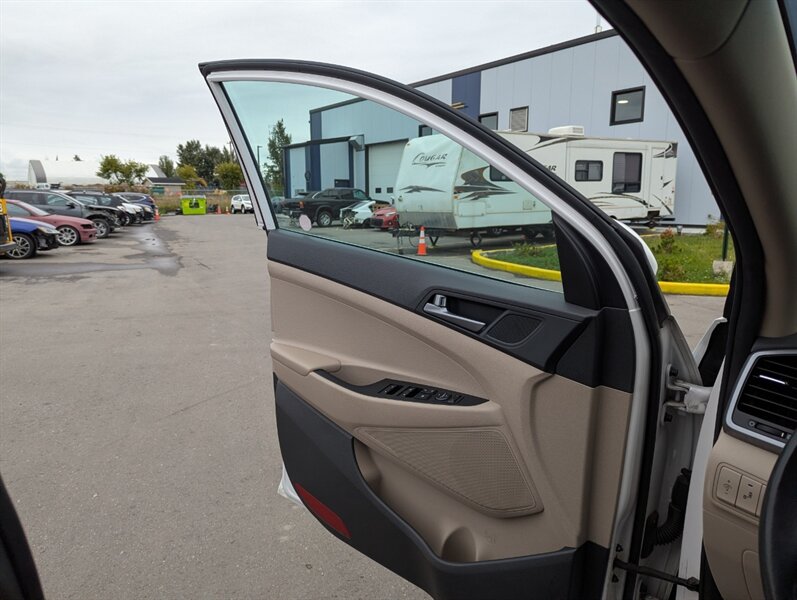 2016 Hyundai TUCSON 2.0L Luxury - Photo 14 - Calgary, AB T2B 2Y9