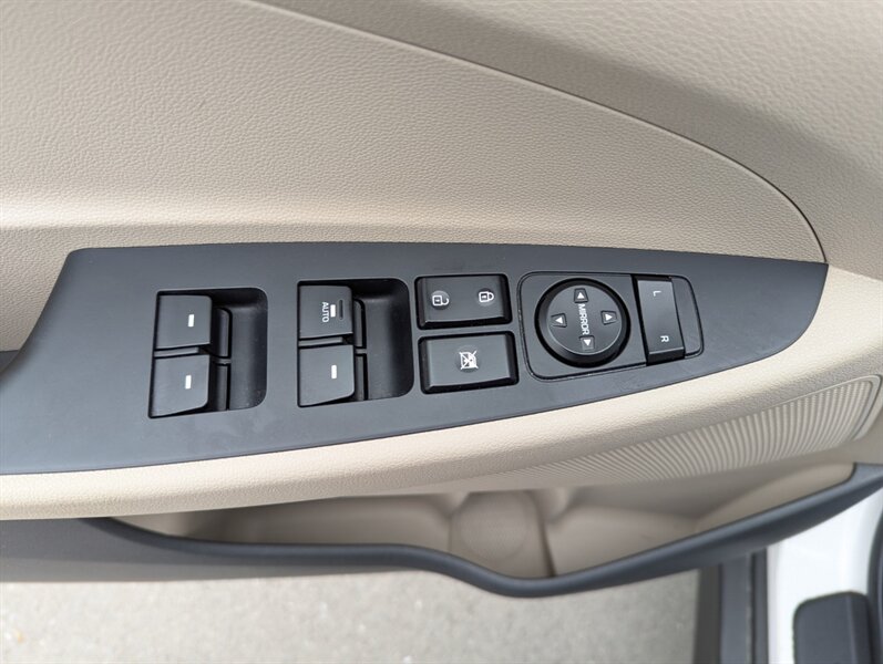 2016 Hyundai TUCSON 2.0L Luxury - Photo 9 - Calgary, AB T2B 2Y9