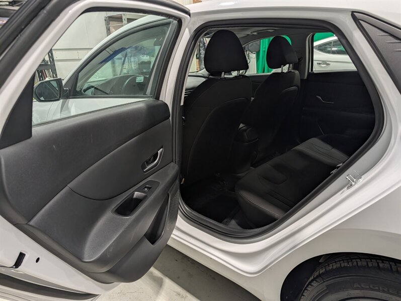 2022 Hyundai ELANTRA Preferred - Photo 11 - Calgary, AB T2B 2Y9