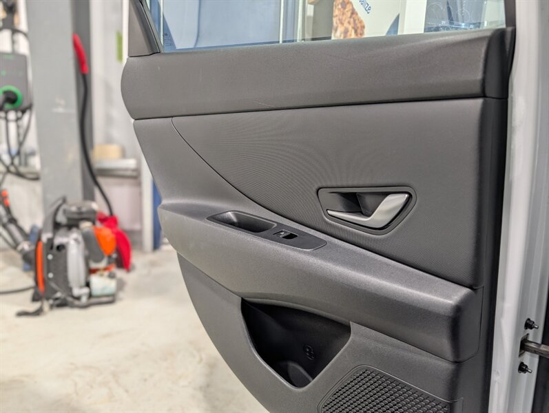 2022 Hyundai ELANTRA Preferred - Photo 13 - Calgary, AB T2B 2Y9