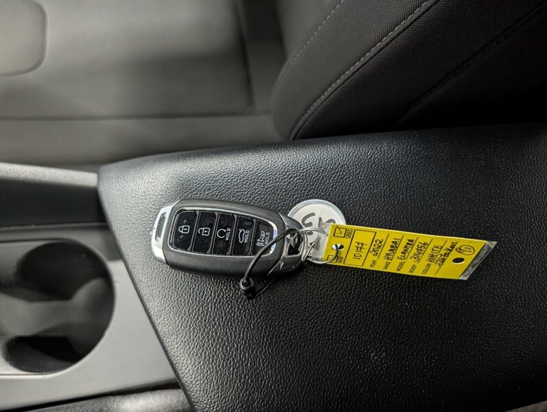 2022 Hyundai ELANTRA Preferred - Photo 31 - Calgary, AB T2B 2Y9