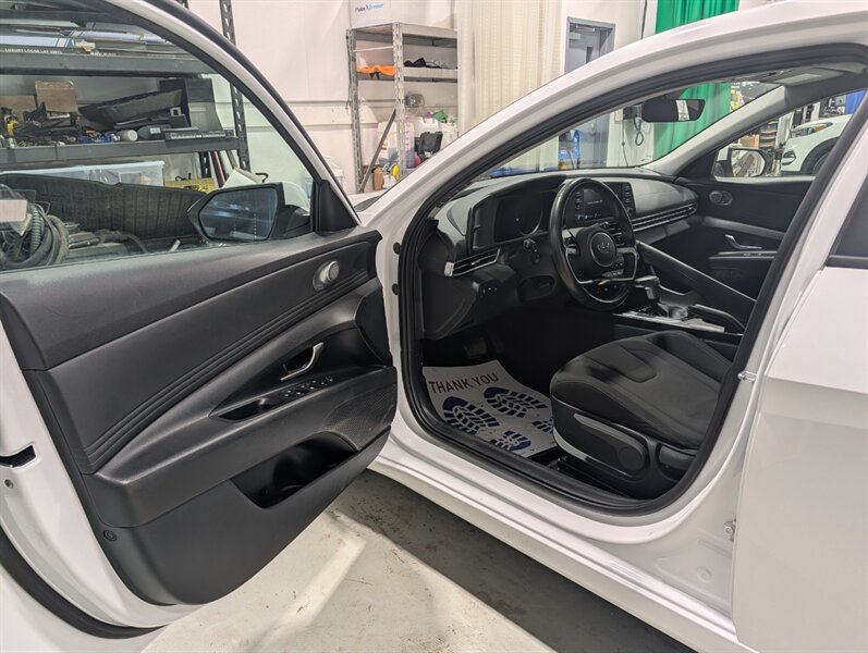 2022 Hyundai ELANTRA Preferred - Photo 7 - Calgary, AB T2B 2Y9