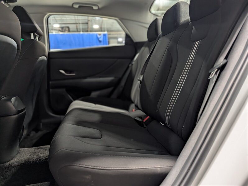 2022 Hyundai ELANTRA Preferred - Photo 12 - Calgary, AB T2B 2Y9