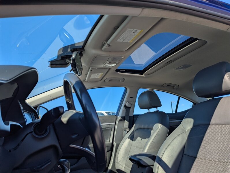 2019 Hyundai ELANTRA SE - Photo 12 - Calgary, AB T2B 2Y9