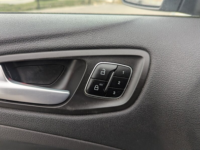 2017 Ford Escape Titanium   - Photo 10 - Calgary, AB T2B 2Y9