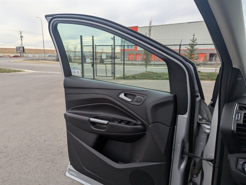 2017 Ford Escape Titanium   - Photo 15 - Calgary, AB T2B 2Y9