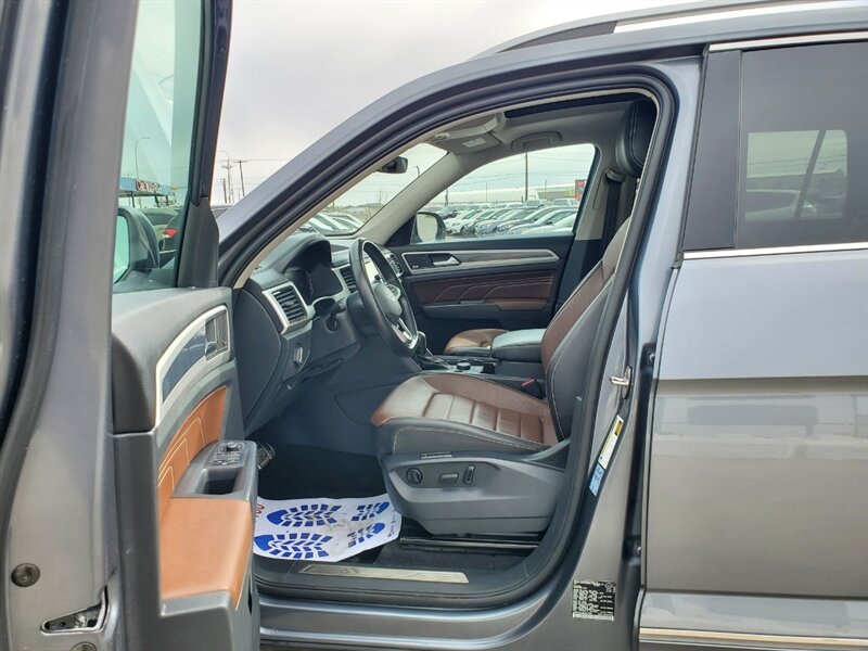 2021 Volkswagen Atlas V6 SEL Premium R-Line 4Motion - Photo 8 - Calgary, AB T2B 2Y9