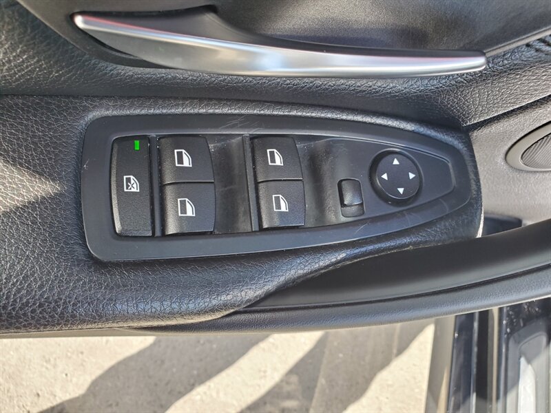 2013 BMW 328i xDrive - Photo 9 - Calgary, AB T2B 2Y9