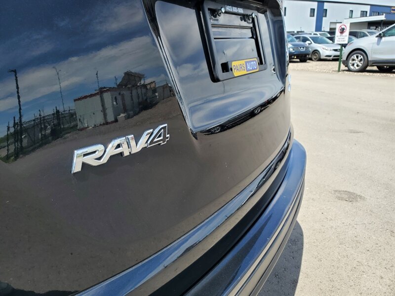 2018 Toyota RAV4 LE - Photo 7 - Calgary, AB T2B 2Y9