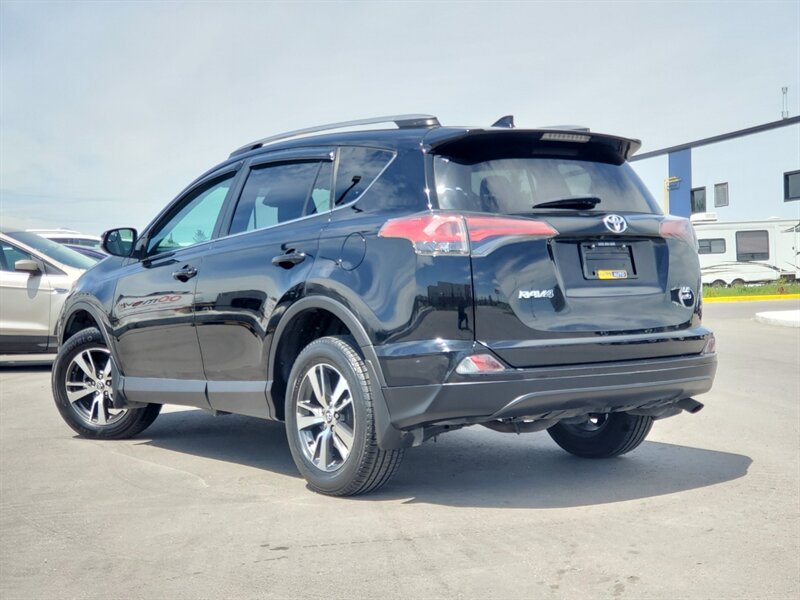 2018 Toyota RAV4 LE - Photo 4 - Calgary, AB T2B 2Y9