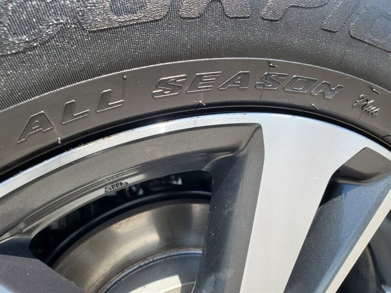 2018 Toyota RAV4 LE - Photo 14 - Calgary, AB T2B 2Y9