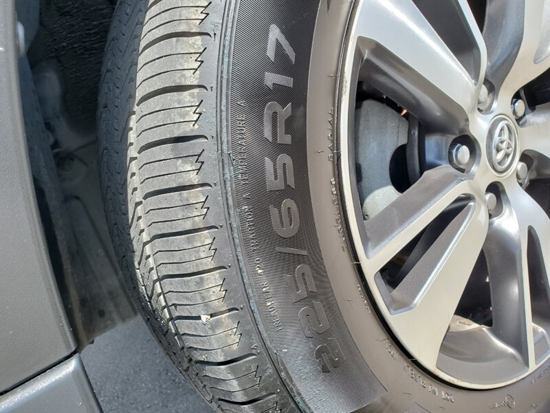 2018 Toyota RAV4 LE - Photo 12 - Calgary, AB T2B 2Y9