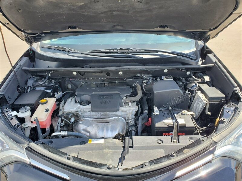 2018 Toyota RAV4 LE - Photo 15 - Calgary, AB T2B 2Y9