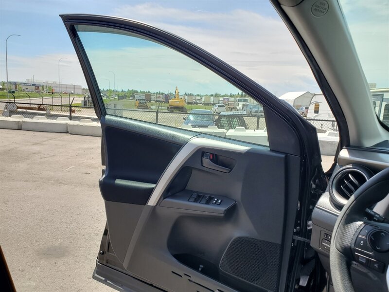 2018 Toyota RAV4 LE - Photo 23 - Calgary, AB T2B 2Y9